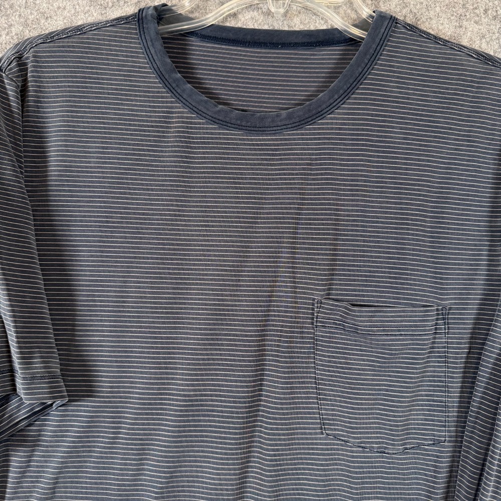 Vuori Linear Tech Performance Shirt Mens Medium Blue Tee Pocket Stretch Stripe